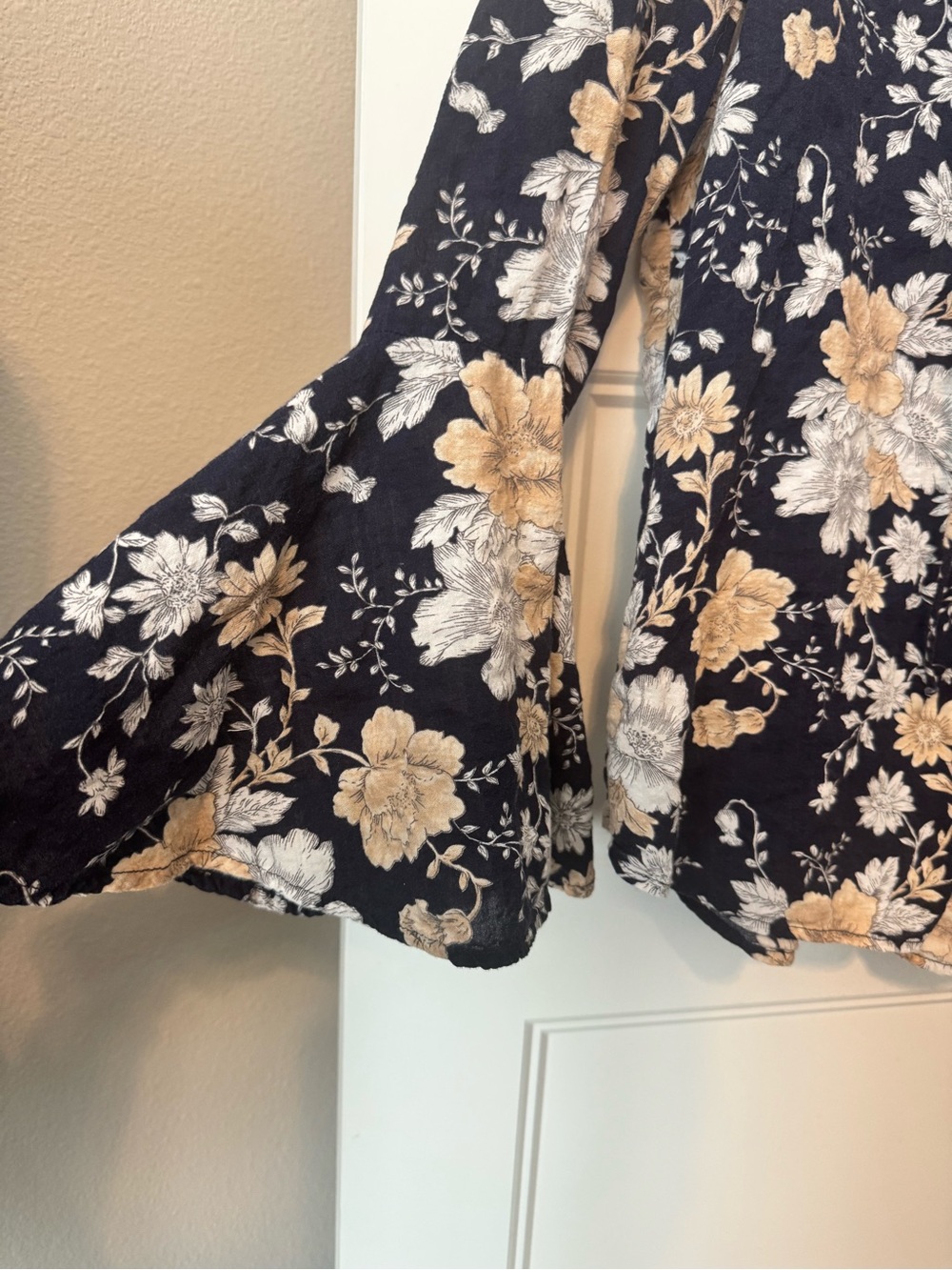 Umgee Floral Boho Peasant Blouse Navy Beige Bell Sleeve Tie Neck Size Large - Picture 6 of 7